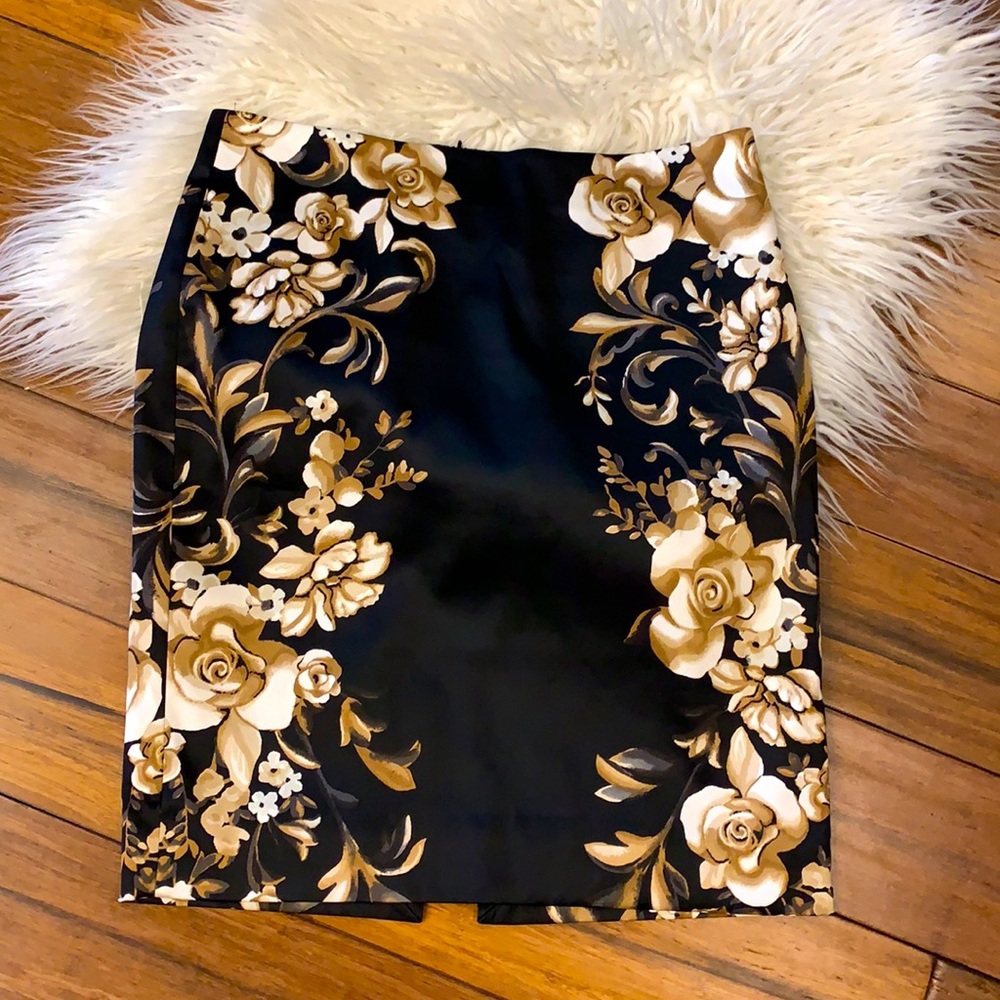 EUC- White House Black Market Floral Skirt Size 4